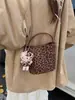 Bolso tipo cubo retro de estampado de leopardo de nicho estilo coreano de alta moda, nuevo de otoño 2026, bandolera minimalista Maillard personalizada