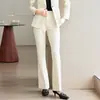 Elegante traje gris para mujer para otoño, atuendo de negocios profesional, ropa de trabajo para gerente de hotel