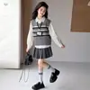 Conjunto de Otoño para Niña Estilo Universitario Nuevo Modelo 2026: Chal a rayas, Camisa, Falda plisada, Falda corta Conjunto de tres piezas, Moderno
