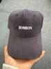 Gorra Versión Coreana para Mujer La Más Fácil de Combinar Bombon Letra Parte Superior Suave Gorra de Béisbol Viaje Callejero Modifica la Sombra de la Cara Muestra Cara Pequeña