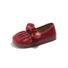 Sapatos de Couro Prateados da Moda para Meninas 2026 Outono Novo Respiráveis Solado Macio Sapatos de Performance Infantil Sapatos Individuais Vermelhos para Crianças
