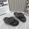 Chanclas versátiles para mujer para uso en exteriores, nuevas y elegantes pantuflas de algodón esponjosas y cómodas con suela gruesa para otoño e invierno