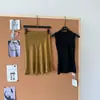 Top Regata Gola Alta Preto Slim-Fit + Saia Midi Fluida Estilo Cauda de Peixe em Seda de Cobre Minimalista para um Look Elegante e que Afina a Silhueta - Estilo Old Money
