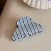 Presilha de garra colorida listrada estilo coreano, presilha de cabelo de tamanho médio de alta qualidade para mulheres, presilha de tubarão para a parte de trás da cabeça, pequeno acessório de cabelo de presilha de garra