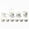 Un juego completo de artículos para el té, que incluye una tetera de cerámica Kung Fu, un juego de tapa y cuenco, y tazas de té, en un estilo chino tradicional, perfecto para regalos de empresa y personalización.