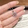 Collar estilo transmisión en vivo de TikTok con flor de cinco pétalos de diamante naranja rojizo brillante, cadena para la clavícula de mujer de lujo ligero, exquisita, de alta gama