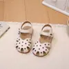 Sapatos de Couro para Meninas, Sandálias Vazadas, Novo Estilo Primavera e Verão 2026, Tamancos Infantis, Sapatos de Princesa Antiderrapantes com Solado Macio para Crianças Pequenas e Médias