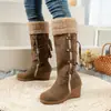Botas femininas de algodão plus size estilo europeu e americano transfronteiriças, com acabamento em camurça, design de amarrar atrás, detalhes de franjas, cano alto e salto plataforma, adequadas para o inverno