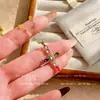 Colar Pingente Cruz de Vidro com Pedras Strass Estilo Europeu e Americano, Moderno e Único, Estilo Nicho com Toque de Luxo para Mulheres