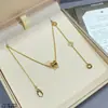 Colar Baojia Cintura Fina Versão Alta V Dourado Novo Modelo Pessoas Vermelhinhas Edição Beneficente Cerâmica Preto e Branco Grande Prata Espessa Banhada 18K Atacado