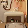 Se puede colocar un banco en la entrada del vestíbulo, sirviendo como banco para cambiarse los zapatos, un banco largo, un banco al pie de la cama, o un banco acolchado suave para el vestidor o el probador, proporcionando un lugar para descansar.
