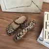 Sapatos Perfurados Estilo Ballet Modernos 2026 Primavera Novos Slip-On Vazados Estampa de Leopardo Planos Antiderrapantes Sandálias Fechadas
