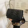 Bolsa Pequena Quadrada Acolchoada Bordada de Ombro Único Bolsa Transversal Fashion Embossada Tendência 2025 Nova Bolsa de Mão Lisa Embossada para Mulheres