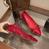 Sapatilhas elegantes de bico fino, estilo suave, de boca rasa para mulheres, nova coleção outono 2026, estilo francês, com salto oculto para altura adicional, adequadas para o trajeto e o trabalho
