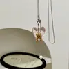 Novo design de nicho estilo coreano versátil único colar com pingente de urso transparente em formato de coração corrente de suéter simples retrô para mulheres