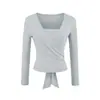 Top T-shirt feminino puramente desejável, estilo hot girl, decote V, falso duas peças, novo estilo de verão com amarração e laço, calça flare de cintura alta afunilada