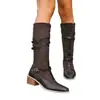 Nueva colección 2025 de zapatos para mujer de talla grande para exportación: Botas de cuero de estilo europeo y americano para otoño/invierno con punta redonda, patchwork de cuero, hebilla de cinturón y tacón cuadrado, resembling botas de montar