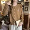 Novo Cardigan de Tricô de Alta Qualidade Estilo College com Bordado de Urso Chique e Único para Outono/Inverno Manga Longa Casaco Feminino