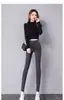 Pantalones de Mezclilla Grises Humo para Mujer Estilo Lápiz Otoño 2025 Nuevos de Cintura Alta Ajustados Delgados Forrados de Polar