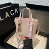 Bolso de Mano Elegante en Relieve para Mujer 2025 Nueva Llegada Moda Versátil Bolso Balde de Hombro con Texto Bolso Casual Cruzado