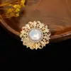 Broche Coreano Japonês de Venda Quente Transfronteiriça Flor de Diamante Incrustada com Pérolas de Alto Padrão Pin Anti-Exposição Acessórios para Casaco Terno