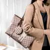 Bolsa de Grande Capacidade para Trabalho e Deslocamento para Mulheres 2025 Nova Bolsa Tote de Ombro Versátil de Nicho com Estampa de Alto Padrão