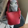 Bolsa de cubo versátil y moderna de verano 2025 para mujer, moda exquisita de alta gama, bolso de hombro, bolso cruzado para el trabajo