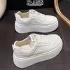 Tenis blancos de piel de vaca de primera capa con cordones y suelas de 6 cm de grosor, zapatos para aumentar la altura para mujeres petite, zapatillas deportivas casuales versátiles