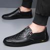 Zapatos casuales de cuero blanco para hombre, nuevos de verano, combinan con todo, sin cordones, suela suave, zapatos para conducir para hombres de mediana edad, papá