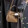 Bolsos de Mujer de Gama Alta de Nicho 2025 Nuevo Otoño e Invierno Retro Versátil Bolso Cruzado Bolso de Mano Casual para el Trabajo Bolso Cubo