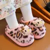 Pantuflas de algodón para niños con estampado de leopardo y felpa gruesa, zapatillas suaves de dibujos animados 3D para bebé, calzado esponjoso para padres e hijos
