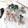 Nueva bufanda cuadrada pequeña de moda coreana que combina con todo, estilo artístico para mujer, bufanda de seda pequeña con lunares ondulados, bufanda pequeña profesional, cinturón decorativo para el cabello