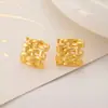 Pendientes de botón de mariposa de lujo ligero de alta gama, acabado arenado liso, moda irregular de nicho de lujo ligero, pendientes combinables para novia