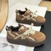 Zapatillas de entrenamiento alemanas de suela gruesa, que aumentan la altura, retro, versátiles para mujer, nueva colección primavera/otoño 2026, zapatillas deportivas casual populares