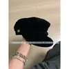 Muy fácil de llevar, el sombrero octagonal de gamuza color marrón Maillard para mujer tiene un aire invernal, con la copa plana y un estilo de boina vintage de repartidor de periódicos.