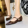 3683-5K92 Zapatos de Moda Elegantes Retro para Mujer Boca Baja Punta Fina Cuña Planos de una Tira Decoración Redonda de Metal