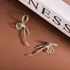 Pendientes de Lazo de Cinta Exquisitos Estilo Ballet Aguja de Plata, Diseño de Lujo Ligero, Pinzas para Orejas de Temperamento Fresco y de Moda para Mujeres