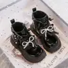 Botas estilo Martin para meninas, nova coleção outono 2026, botinhas de tornozelo estilo princesa para crianças com forro de fleece e detalhes de pérolas, botas pequenas de couro da moda