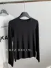 Camiseta de Manga Larga con Cuello Redondo, Pequeño Logo, Alta Elasticidad, 28.5% Algodón para Mujer, Top Base Suave y con Caída, Tendencia Primavera Temprana 2026
