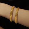 Pulsera texturizada de moda simple elegante europea y americana tipo C de acero de titanio chapado en oro pulsera abierta joyería del mismo estilo de celebridad de TikTok