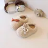 Sapatos de algodão grossos, macios e forrados com fleece para crianças, novo estilo de inverno 2026, sapatos de pelúcia de desenho animado para meninas, pantufas de algodão para bebês