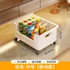 Caixa de armazenamento sob o móvel da TV, cesta suspensa para lanches e brinquedos, com rodízios para fácil movimentação, e um recipiente de armazenamento para itens diversos
