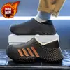Pantuflas de algodón impermeables y forradas de polar para hombre, adecuadas para uso en interiores en invierno, que proporcionan calidez, agarre antideslizante y una suela suave y acolchada.; también disponible en una versión de suela gruesa para mujer