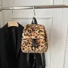 Mochila Cruzada de Felpa con Estampado de Leopardo para Mujer 2025 Otoño Nueva de Gran Capacidad Casual de Gama Alta Bolso de Hombro Moderno