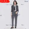 Primavera y otoño 2023 Nuevo traje de manga larga caqui Chaqueta de mujer Camisa Pantalones Falda plisada Traje de cuatro piezas de moda