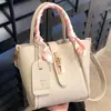 Bolsa de Textura de Luxo Feminina 2023 Nova Bolsa de Ombro Simples Popular Grande Capacidade para Carregar na Mão Simples Estilo Ocidental Bolsa Tote