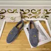 Sapatos Loafer Lp de Luxo 2024 Novos Camurça Slip-On Casuais Cor Doce Estilo Casal Sapatos Pequenos de Couro