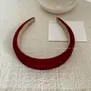 Diadema de Terciopelo Esponjoso con Diseño Cóncavo y Convexo Retro Simple de Ala Ancha para Mujer Nueva Versátil Elegante Otoño e Invierno 2025