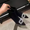 Botas Finas de Bico Fino Salto Agulha Estilo Dama Francesa 2025 Novas Versáteis para o Dia a Dia Suede Preto Salto Alto Botas Meia Elástica