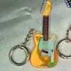 Nuevo Llavero Simple Colgante para Llave de Coche Mochila Decoración Instrumento Musical Guitarra Compacta Acrílico de Alto Valor